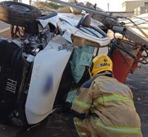 Carro bate em poste e motorista fica ferido em Conselhiro Lafaiete - Foto: Divulgação/CBMMG