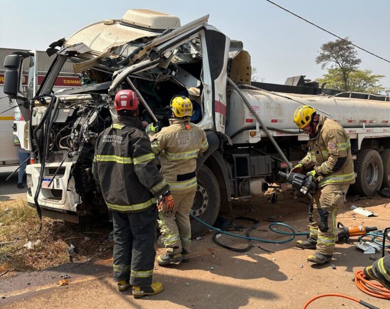 Carreta bate em poste e motorista fica ferido em Igarapé - Foto: Divulgação/CBMMG