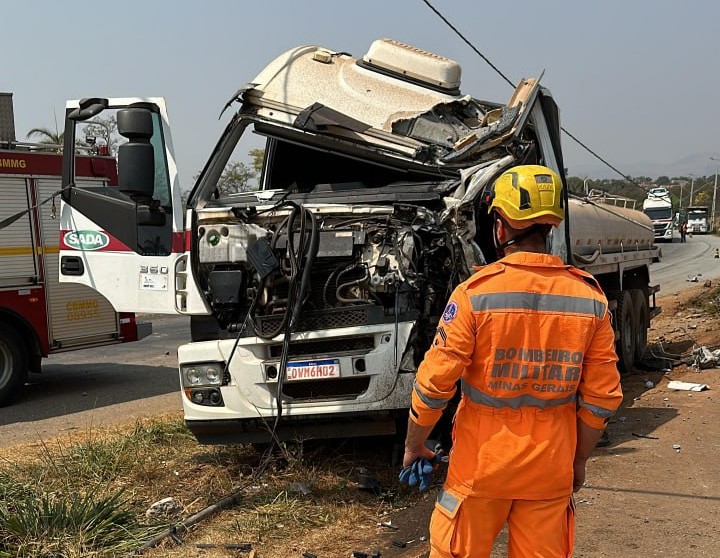 Carreta bate em poste e motorista fica ferido em Igarapé - Foto: Divulgação/CBMMG