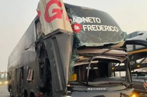 Quatro pessoas ficam feridas em acidente com ônibus dupla sertaneja João Neto & Frederico na BR-040 - Foto: Reprodução/Redes Sociais