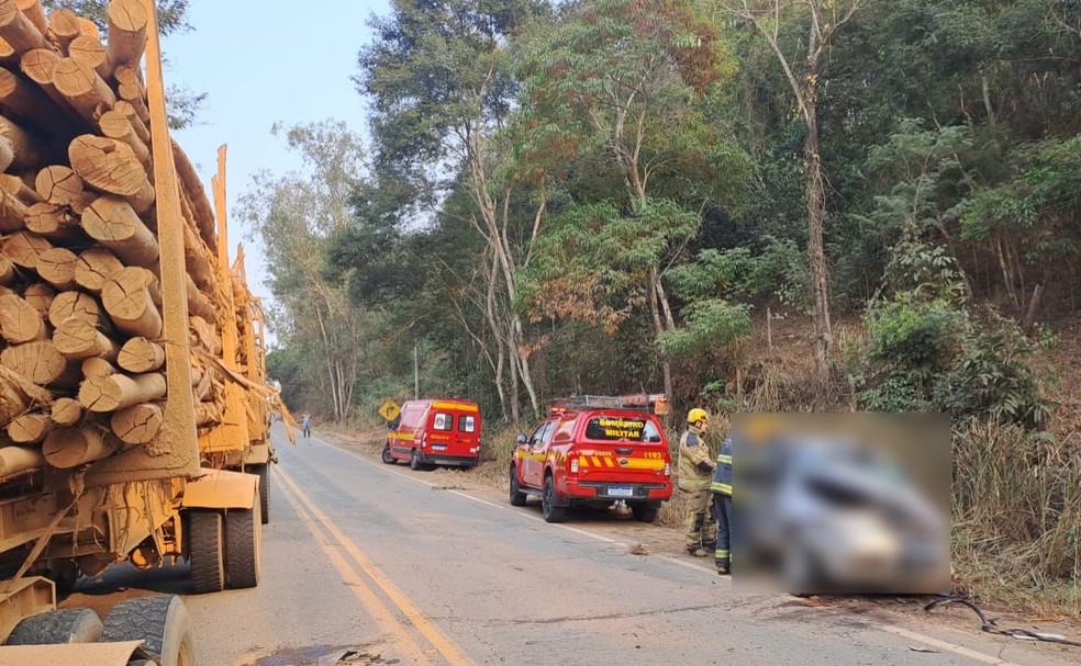 Mãe e filhos morrem após acidente entre carro e carreta em rodovia de MG - Foto: Divulgação/CBMMG