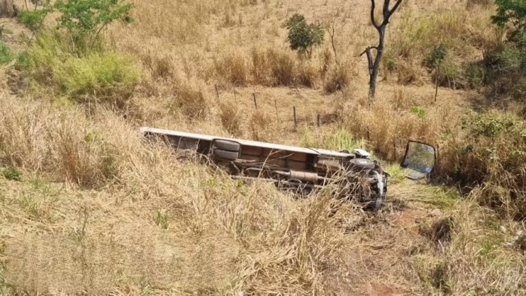 Ônibus cai em ribanceira e deixa 14 pessoas feridas em rodovia de MG - Foto: Divulgação/Polícia Militar Rodoviária