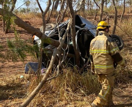 Duas pessoas morrem após carro bater contra árvore em rodovia de MG - Foto: Divulgação/CBMMG