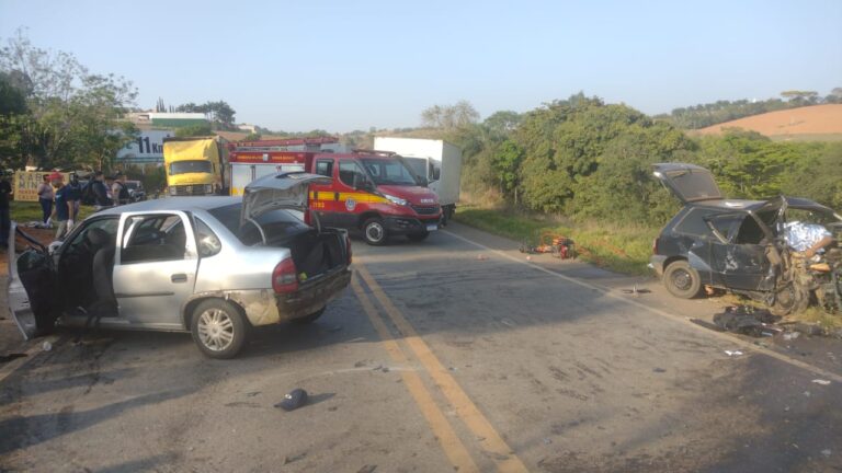 Acidente frontal entre carros deixa morto e feridos na MG-179, em Pouso Alegre - Foto: Divulgação/CBMMG