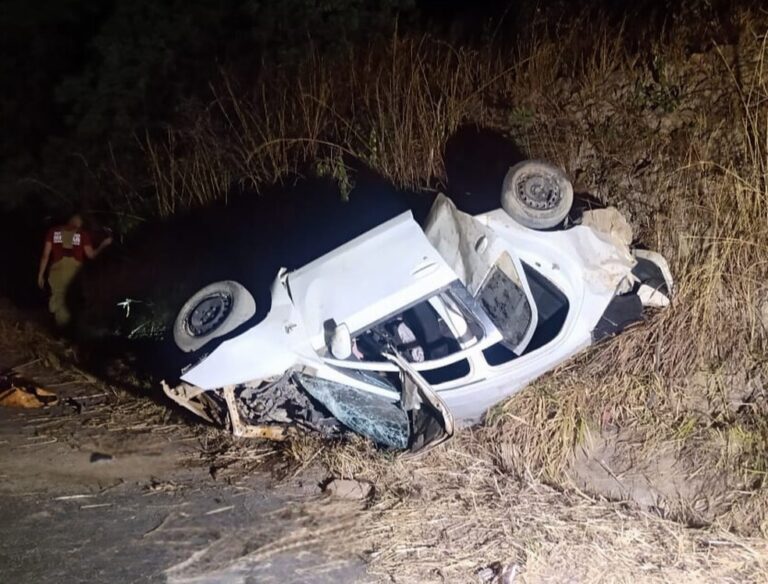 Criança de 1 ano morre arremessada de carro após acidente em rodovia de MG - Foto: Divulgação/PMRv