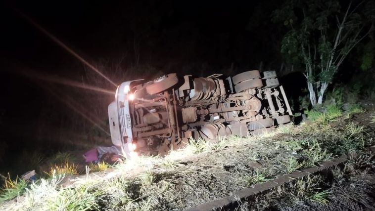 Mãe e filho morrem ejetados de caminhão após acidente em rodovia de MG - Foto: Divulgação/Polícia Militar Rodoviária