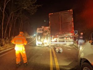 Batida frontal entre caminhões mata dois motoristas na MGC-120, em Itabira - Foto: Reprodução/Redes Sociais