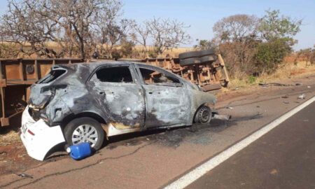 Homem morre carbonizado após batida frontal entre carro e carreta em rodovia de MG - Foto: Divulgação/CBMMG