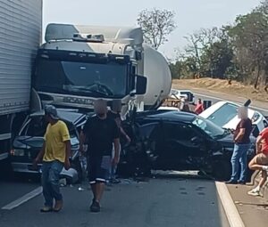 Engavetamento entre seis veículos deixa vítima na Rodovia Fernão Dias - Foto: Reprodução/Redes Sociais