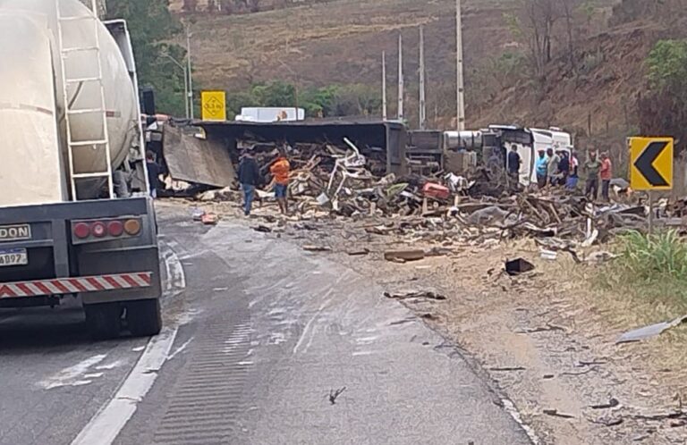 Carreta de sucata tomba e fecha Rodovia Fernão Dias - Foto: Reprodução/Redes Sociais