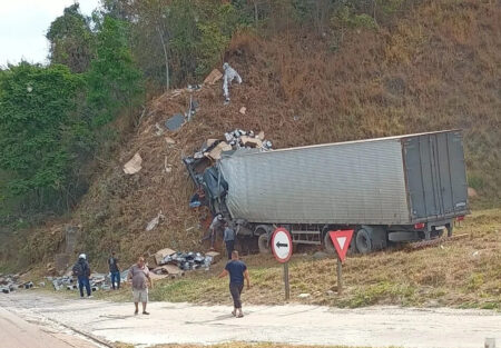 Motorista fica preso às ferragens após caminhão bater em barranco na Fernão Dias, em Itaguara - Foto: Reprodução/Redes Sociais