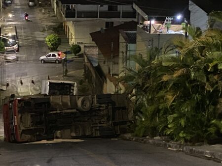 Caminhão tomba e fecha rua do bairro Lajedo, em BH - Foto: Elberty Valadares/Por Dentro de Minas