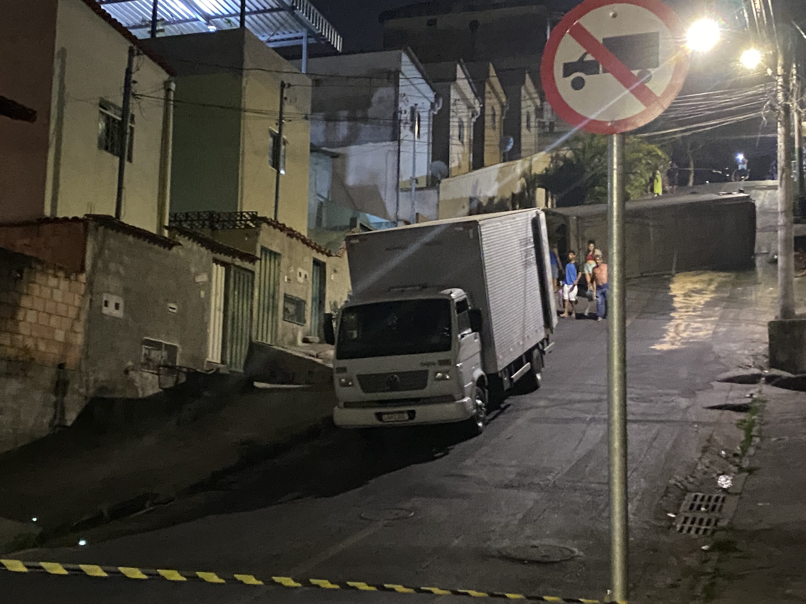 Caminhão tomba e fecha rua do bairro Lajedo, em BH - Foto: Elberty Valadares/Por Dentro de Minas