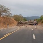Caminhão com cimento tomba e fecha a BR-262, em São Domingos do Prata - Foto: Reprodução/Redes Sociais