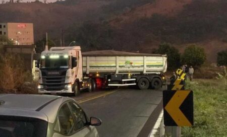 Carreta em L fecha totalmente BR-262, em Abre Campo - Foto: Reprodução/Redes Sociais