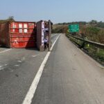Carreta tomba e provoca 12 km de congestionamento na Fernão Dias, em Extrema - Foto: Divulgação/PRF