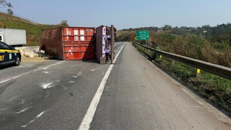 Carreta tomba e provoca 12 km de congestionamento na Fernão Dias, em Extrema - Foto: Divulgação/PRF