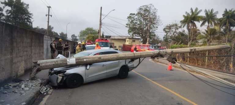 Motorista morre após carro bater contra poste em Juiz de Fora - Foto: Divulgação/CBMMG