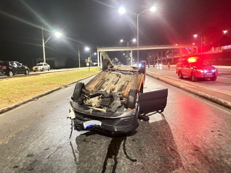 Acidente entre três veículos deixa uma pessoa ferida na MG-010, em BH - Foto: Divulgação/CBMMG