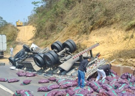 Caminhão tomba e deixa vítima ferida na Rodovia Fernão Dias - Foto: Reprodução/Redes Sociais