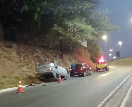 Motorista fica ferido após carro capotar na Via Expressa, em Contagem - Foto: Divulgação/Transcon