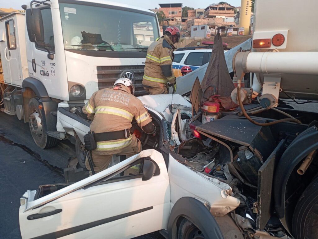 Carro fica esmagado entre caminhões após acidente no Anel Rodoviário, em BH - Foto: Divulgação/CBMMG