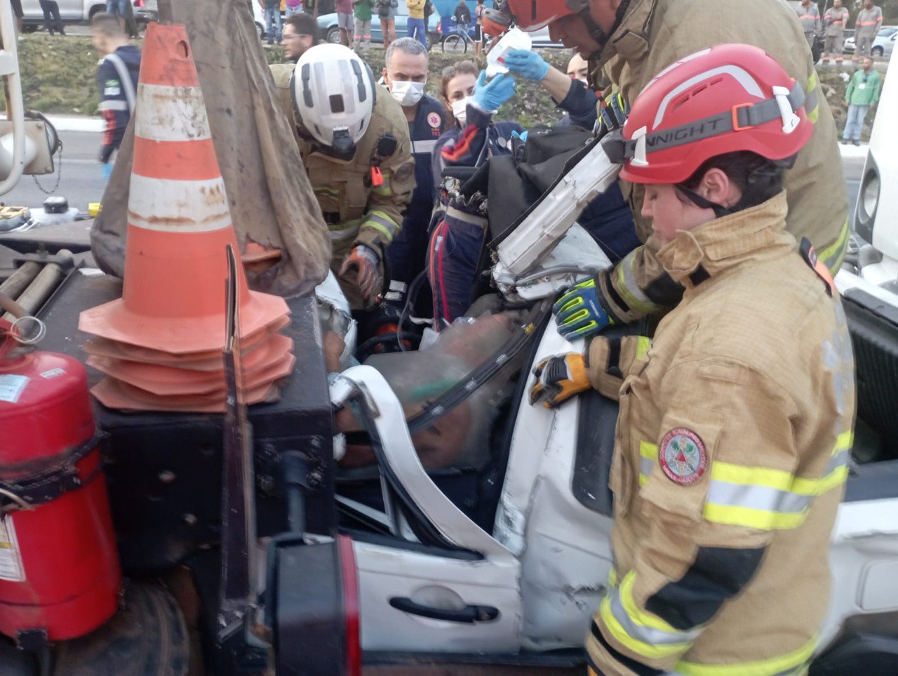 Carro fica esmagado entre caminhões após acidente no Anel Rodoviário, em BH - Foto: Divulgação/CBMMG