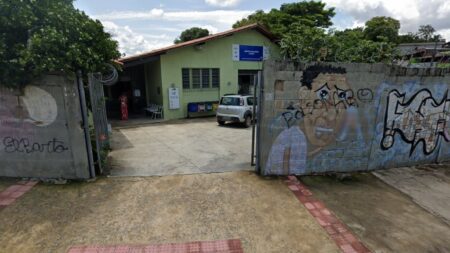 Caminhão bate em muro e invade centro de saúde em Venda Nova, em BH - Foto: Reprodução/Google Street View