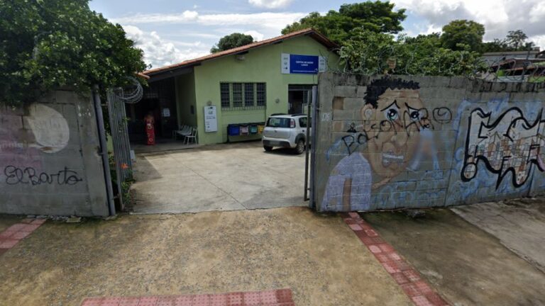 Caminhão bate em muro e invade centro de saúde em Venda Nova, em BH - Foto: Reprodução/Google Street View