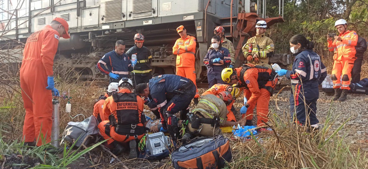 Homem tem perna amputada após ser atropelado por trem em Mateus Leme - Foto: Divulgação/CBMMG