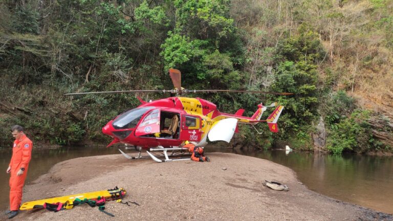 Homem é socorrido em estado grave após queda em cachoeira da Grande BH - Foto: Divulgação/CBMMG