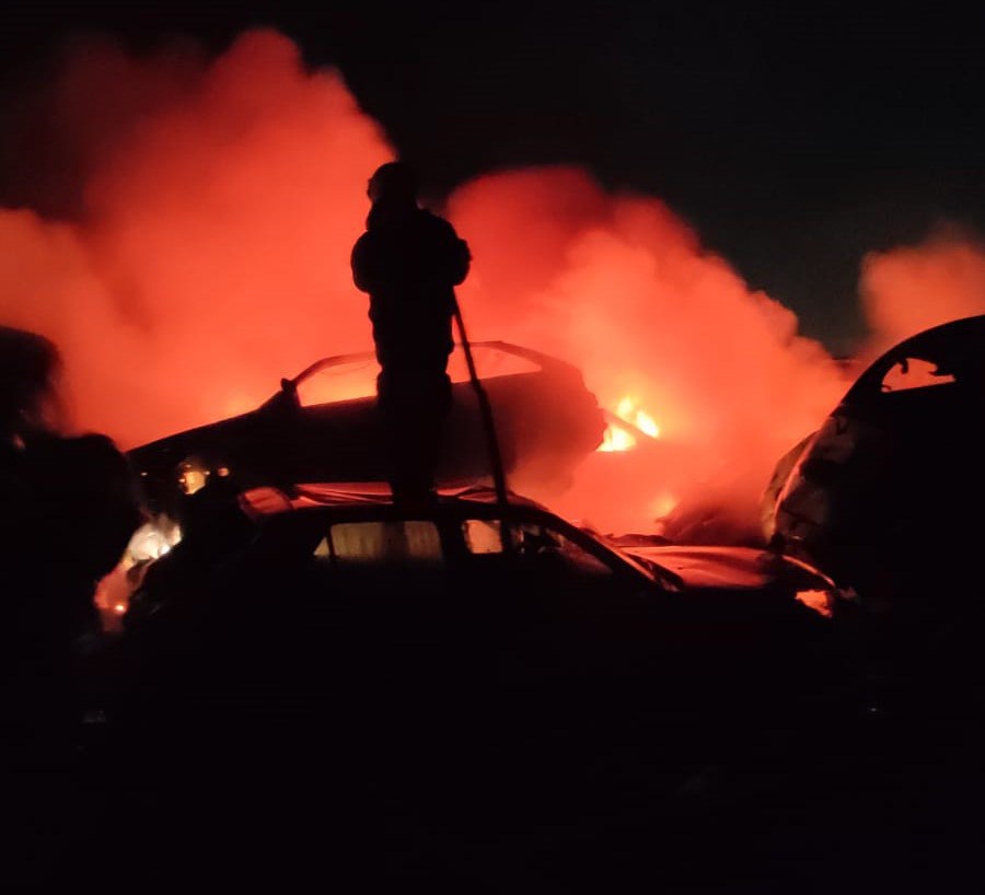 Incêndio de grandes proporções atinge pátio no bairro Goiânia, em BH - Foto: Divulgação/CBMMG