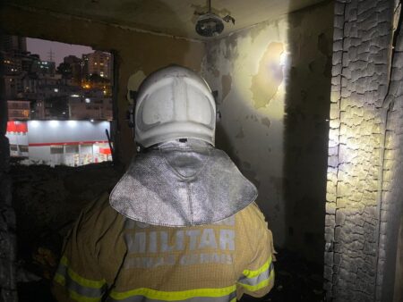 Incêndio em apartamento danifica três andares do prédio no bairro Gutierrez, em BH - Foto: Divulgação/CBMMG