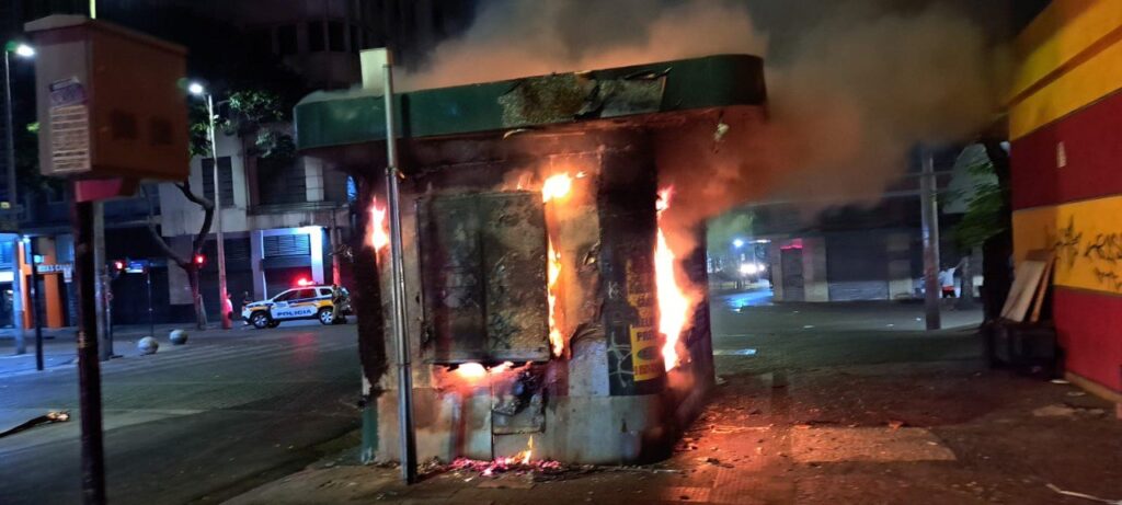 Banca é completamente destruída por incêndio no Centro de BH - Foto: Divulgação/CBMMG