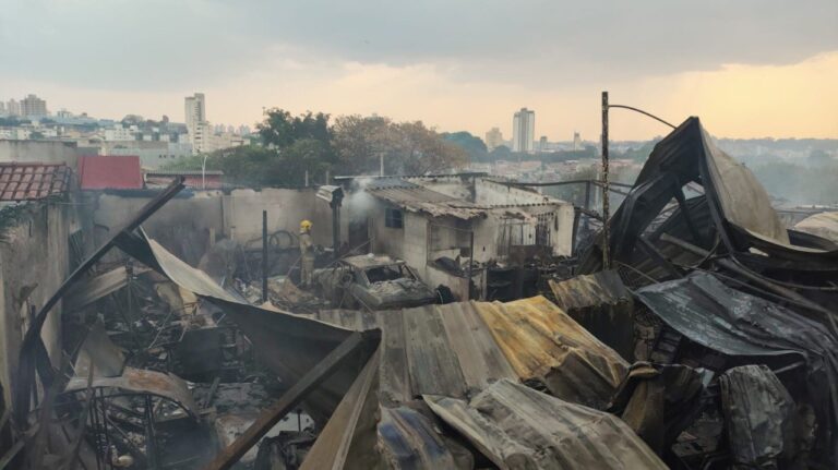 Galpão destruído por incêndio é interditado por risco de colapso em BH - Foto: Divulgação/CBMMG