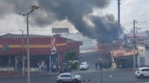 Incêndio em vegetação atinge casas no bairro Calafate, em BH - Foto: Reprodução/Redes Sociais