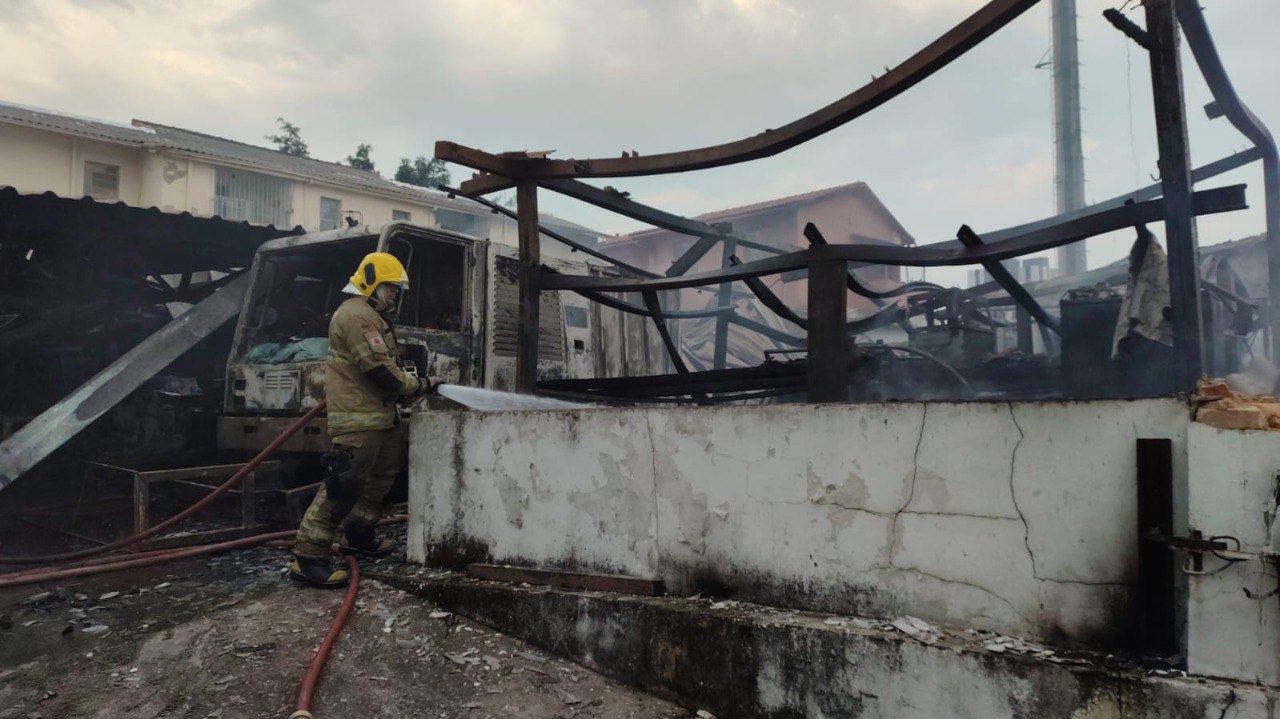 Galpão destruído por incêndio é interditado por risco de colapso em BH - Foto: Divulgação/CBMMG