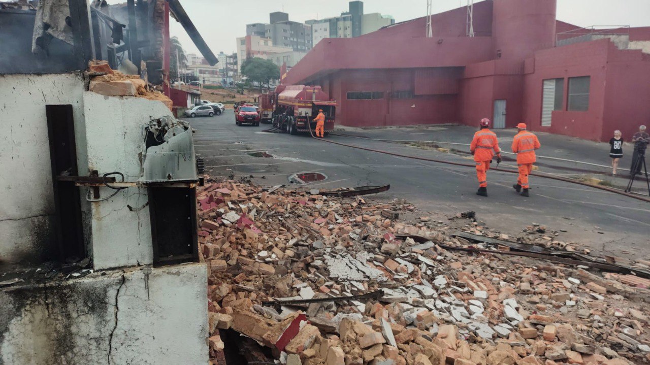 Galpão destruído por incêndio é interditado por risco de colapso em BH - Foto: Divulgação/CBMMG