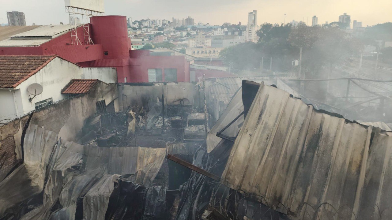 Galpão destruído por incêndio é interditado por risco de colapso em BH - Foto: Divulgação/CBMMG