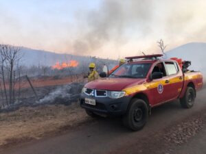 Incêndio de grandes proporções no Topo do Mundo interdita BR-040, na Grande BH - Foto: Divulgação/CBMMG