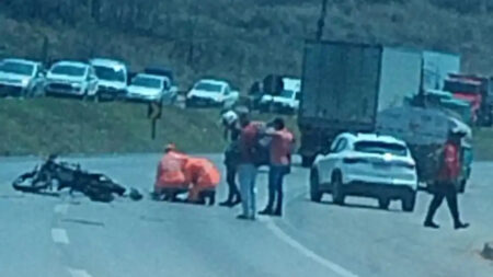 Caminhão mata motociclista atropelado e foge sem prestar socorro na BR-040, na Grande BH - Foto: Reprodução/Redes Sociais