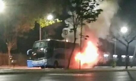 Ônibus de viagem pega fogo na Avenida Afonso Pena, em BH - Foto: Reprodução/Redes Sociais