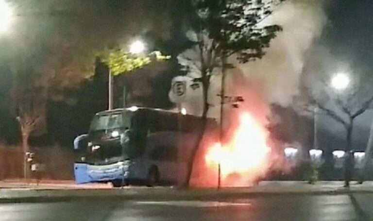 Ônibus de viagem pega fogo na Avenida Afonso Pena, em BH - Foto: Reprodução/Redes Sociais