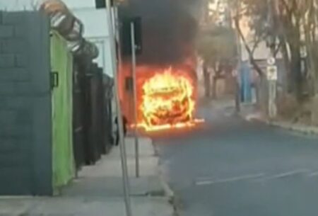 Ônibus é destruído após pega fogo na Pampulha, em BH - Foto: Reprodução/Redes Sociais