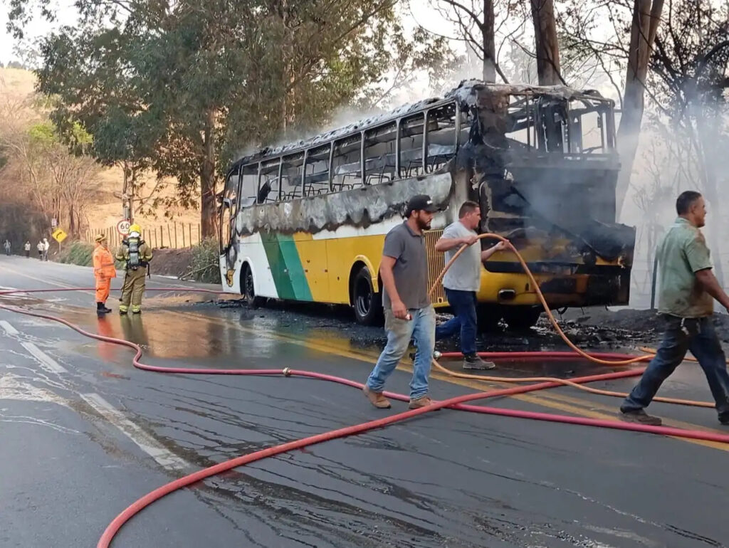 Mulher ateia fogo no próprio corpo e chamas destrói ônibus da Gontijo na BR-381, em João Monlevade - Foto: Divulgação/Sevor