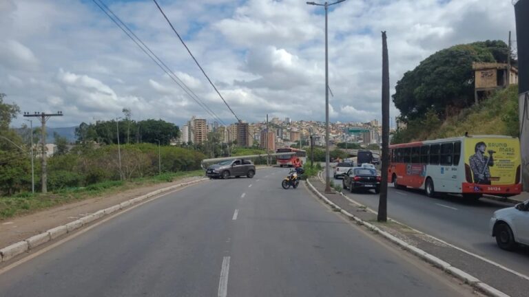 Carro bate e derruba poste na Avenida Tito Fulgêncio, em Contagem - Foto: Divulgação/Transcom