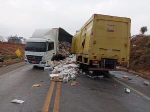 Acidente frontal entre caminhões deixa um morto e um ferido na rodovia de MG - Foto: Divulgação/PRF