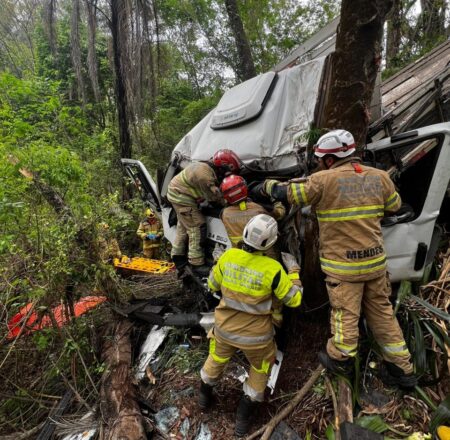 Motorista de caminhão fica ferido após cair em barranco na MG-424, na Grande BH - Foto: Divulgação/Corpo de Bombeiros