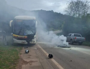 Motociclista morre após bater de frente contra ônibus na MG-129, em Itabira - Foto: Reprodução/Redes Sociais