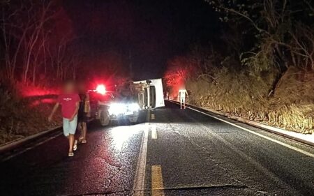 Homem tem perna amputada após acidente entre carroça e caminhão em rodovia de MG - Foto: Reprodução/Redes Sociais